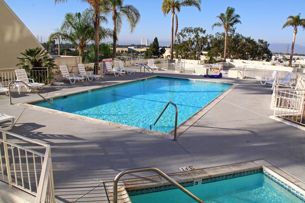 LA Crystal Hotel 37/69