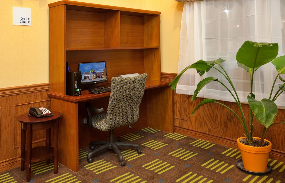 Holiday Inn Express Hotel Amp Stes Kansas City Sports Complex 37/55