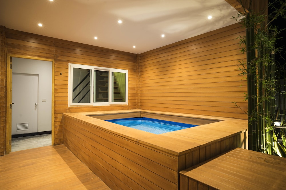 The M Pool Villas Bangkok - Bts Ekkamai 17/26
