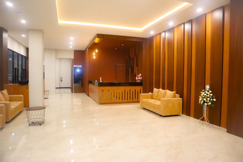 Front One Hotel Gombong 5/48
