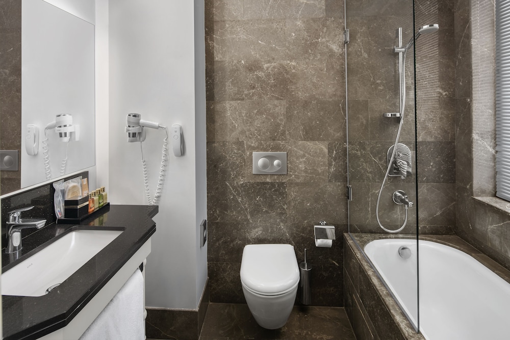 Akka Lush Hotel 47/48