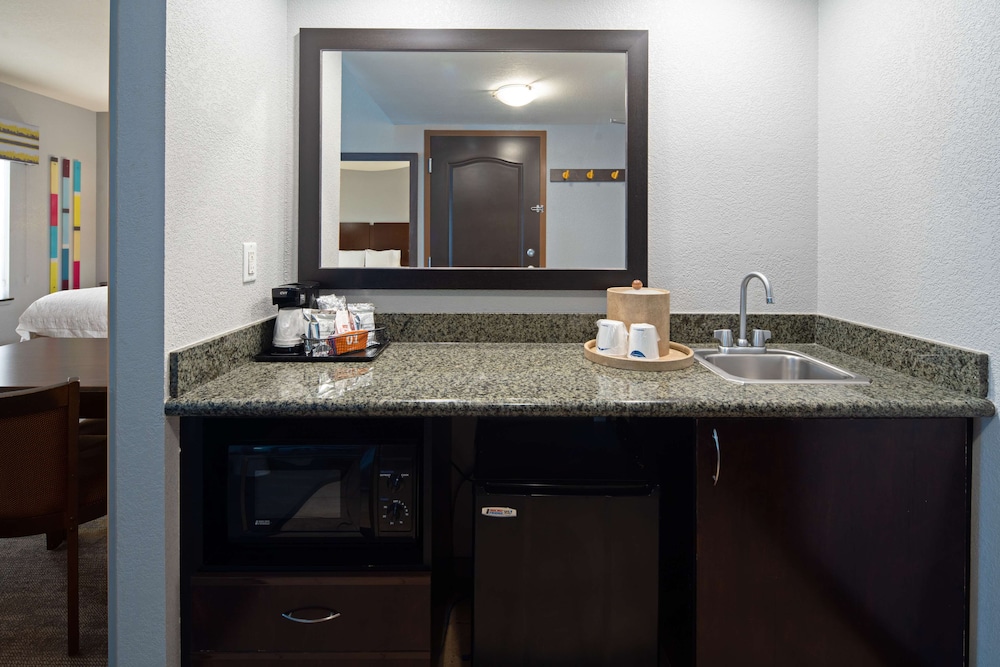 Hampton Inn and Suites-Bakersfield/Hwy 58, CA 49/51