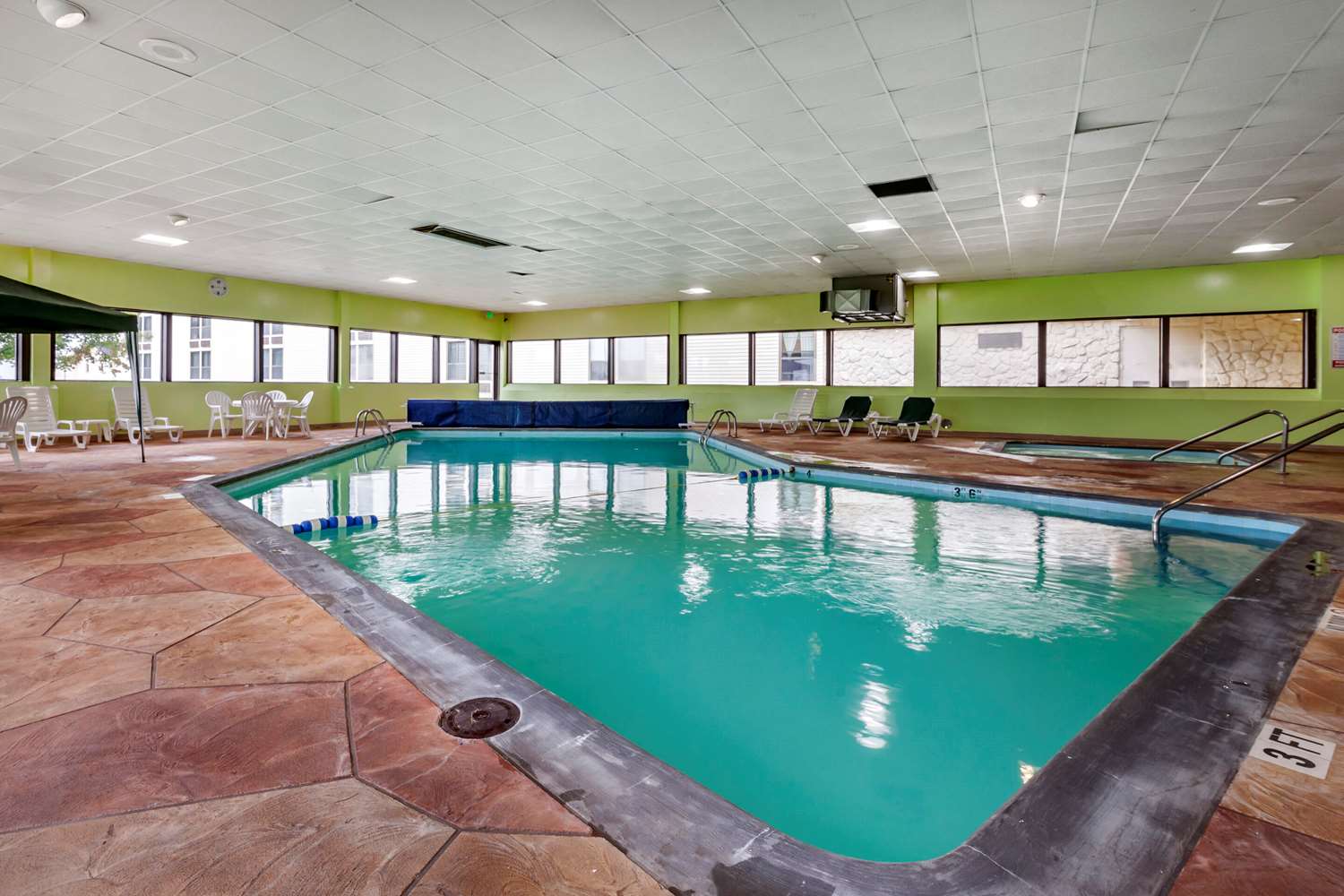 Quality Inn & Suites Escanaba North 24/24