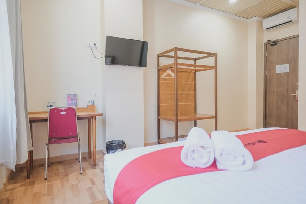 RedDoorz Plus near Soekarno Hatta Airport 2 5/30