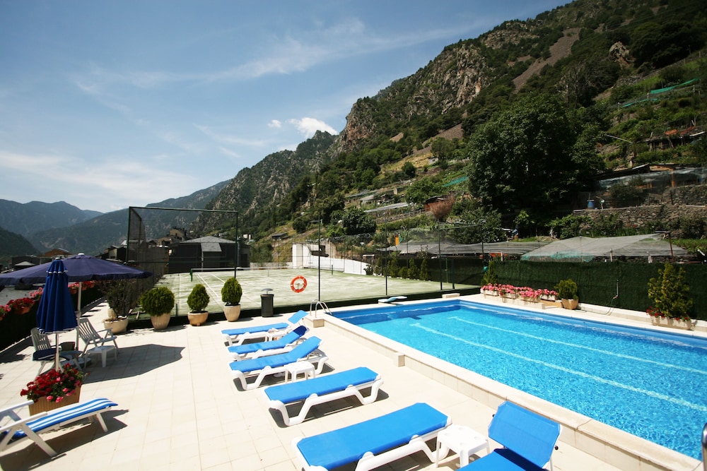 HOTEL PYRENEES 34/55