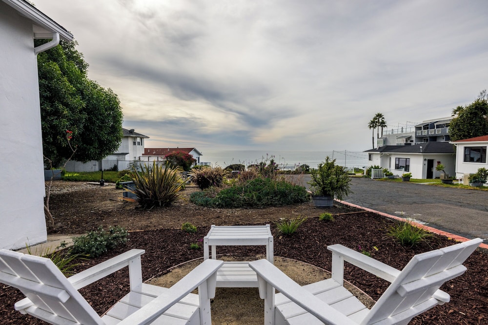 Tides Oceanview Inn & Cottages 40/50