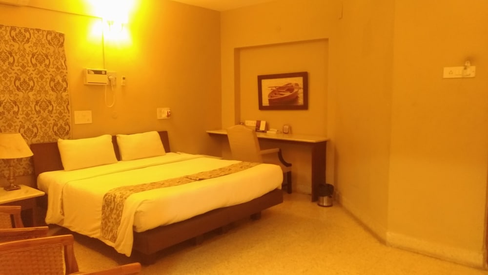 Hanu Reddy Residences Poes Garden 24/57