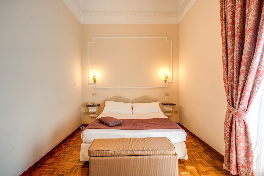 ROOM, DOUBLE OR TWIN BED