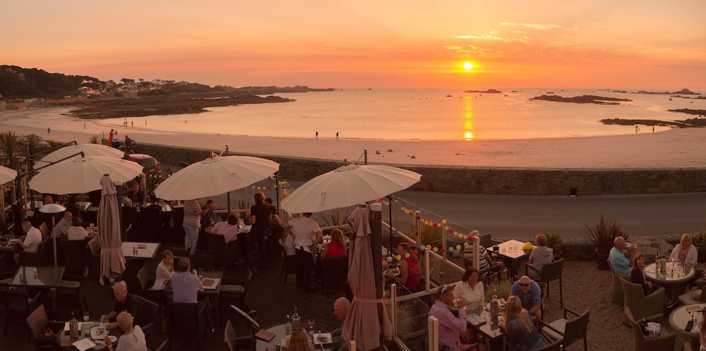 Cobo Bay Hotel 40/45