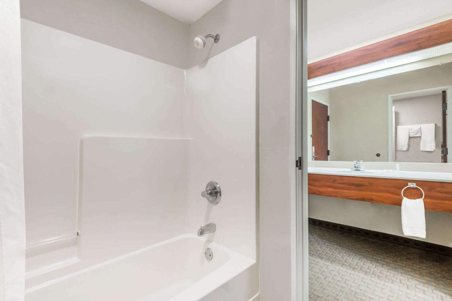 Deluxe, Suite, Queen Bed, Days Inn by Wyndham Norton 3/4