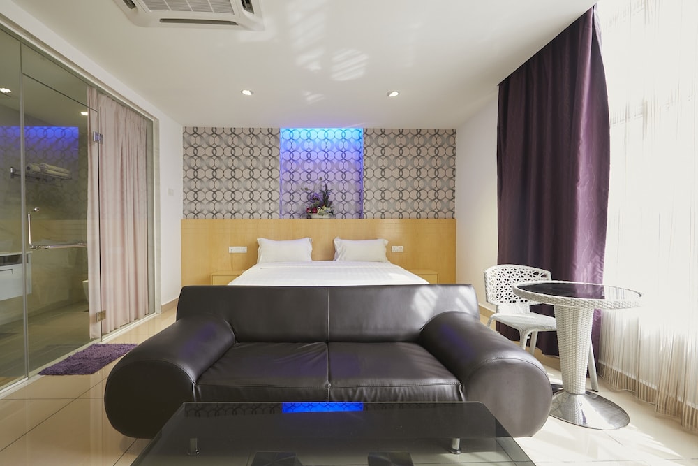East Sun Hotel by ZUZU 24/91