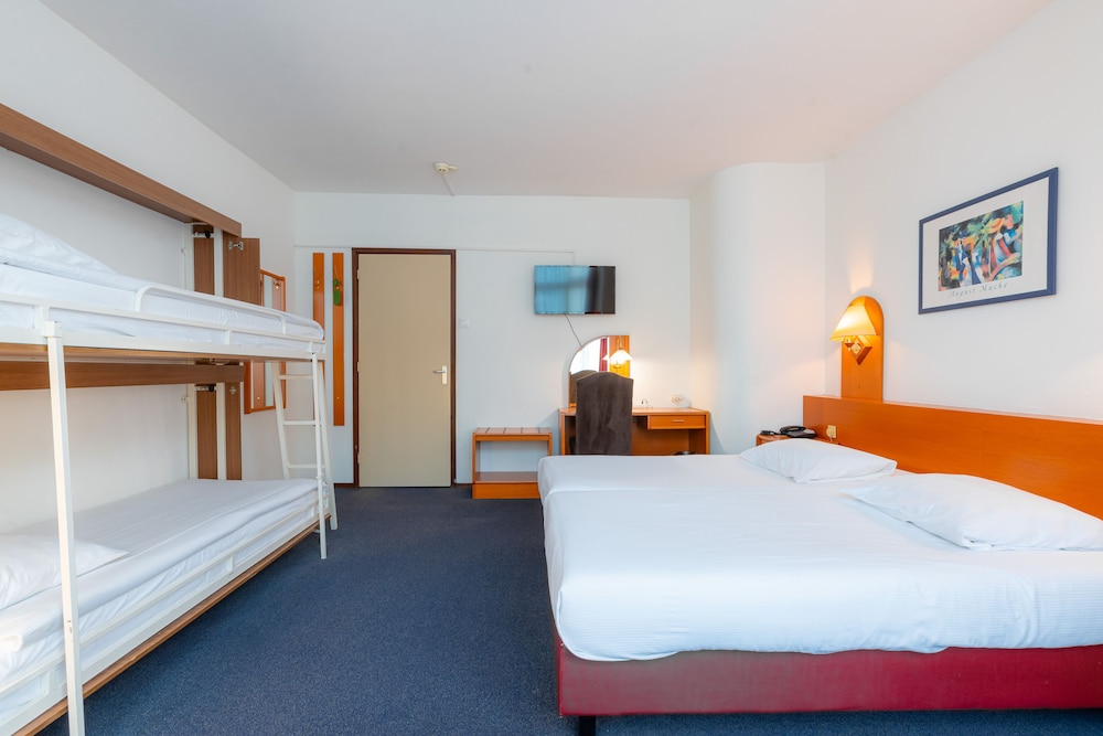 ROOM, QUADRUPLE