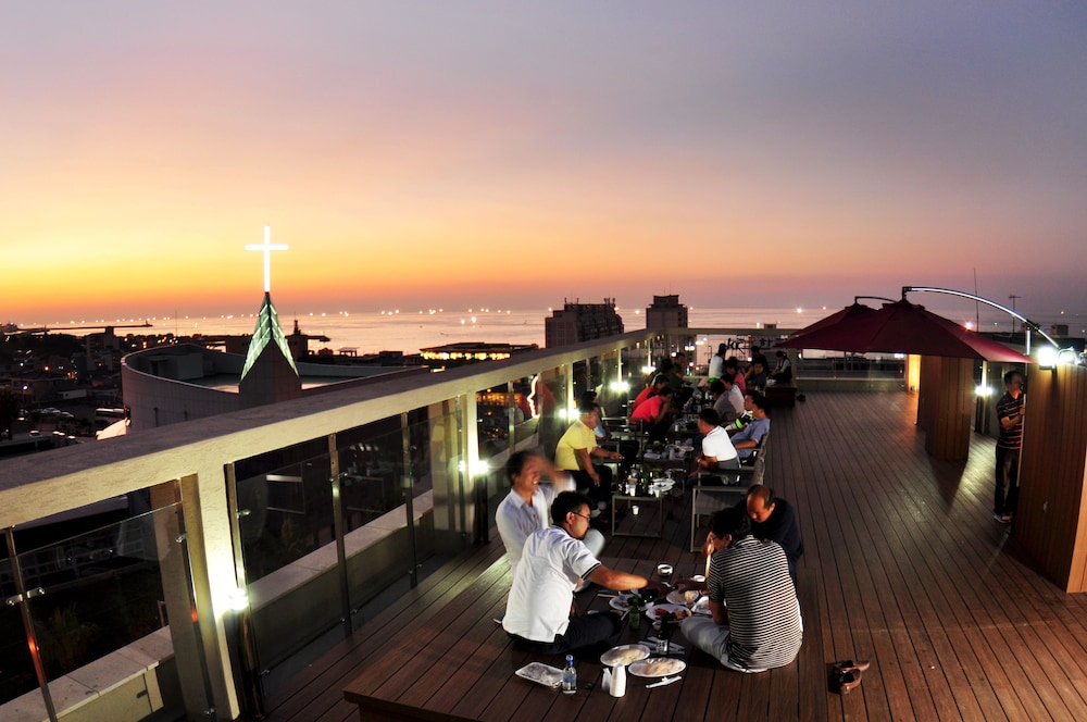 Black Sands Hotel 42/45