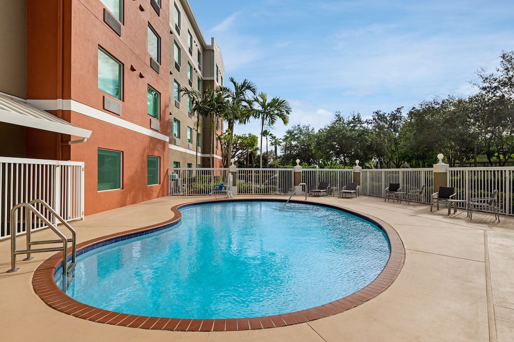 Holiday Inn Express & Suites Pembroke Pines-Sheridan St 3/54