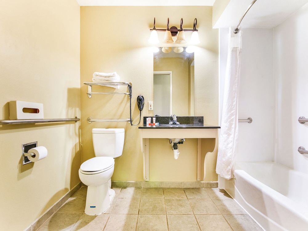Oyo Townhouse Oklahoma City Airport 17/77