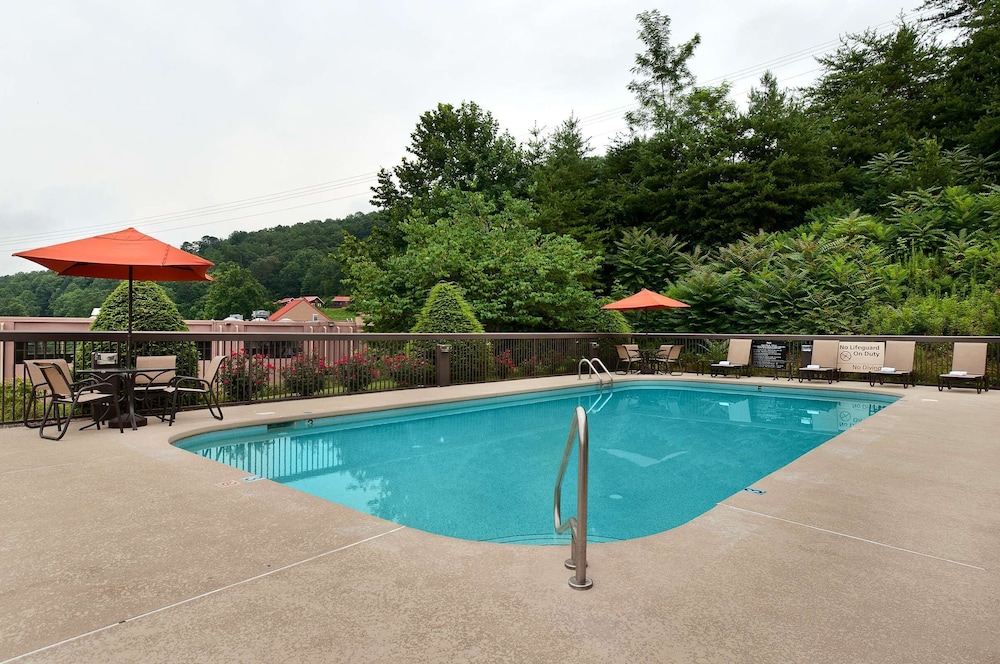 Clarion Pointe Cherokee 17/27