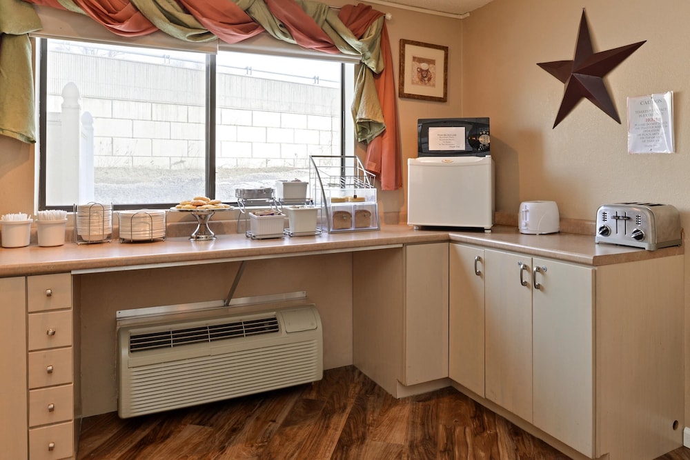 Americas Best Value Inn New Paltz 30/36