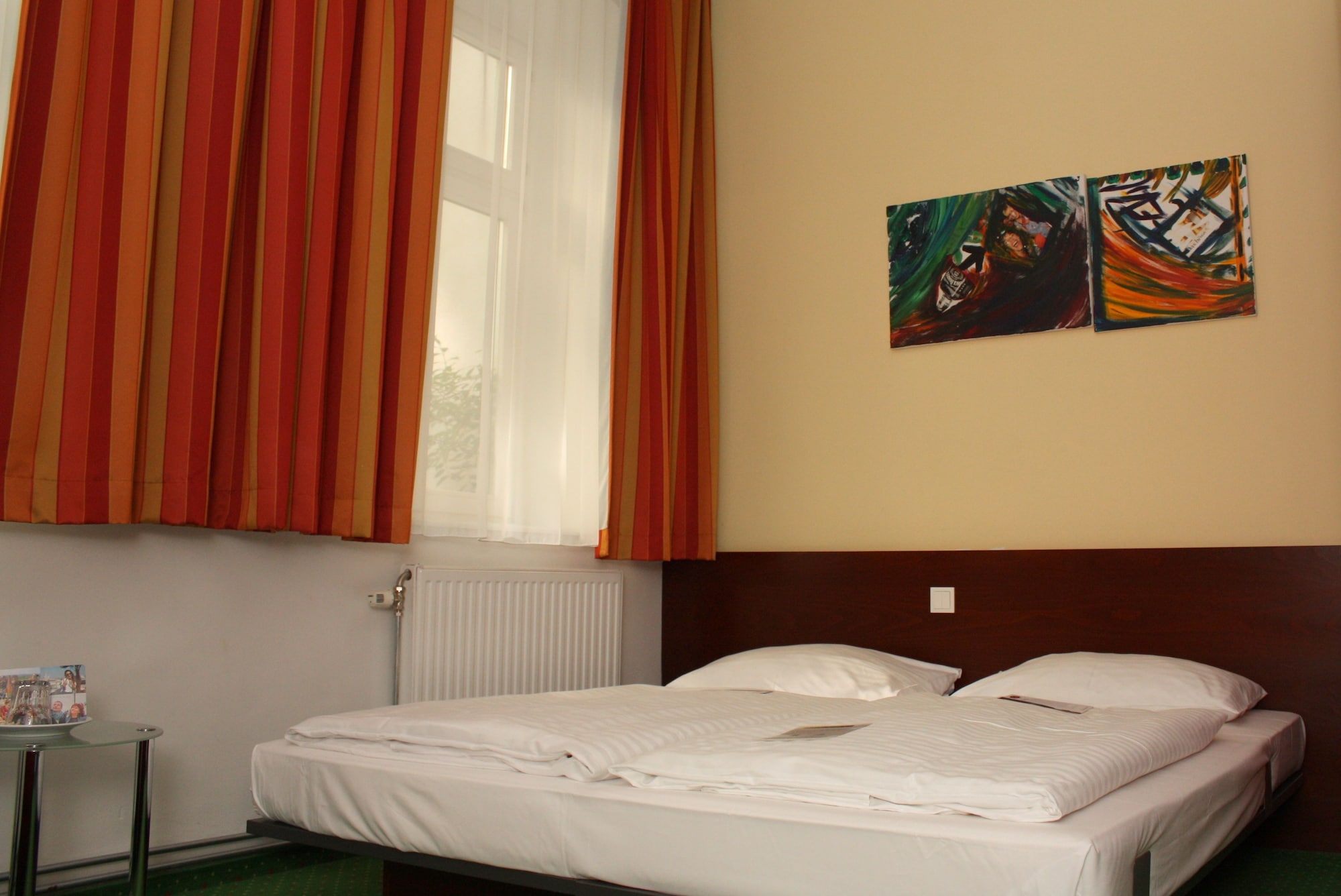 ROOM, DOUBLE BED