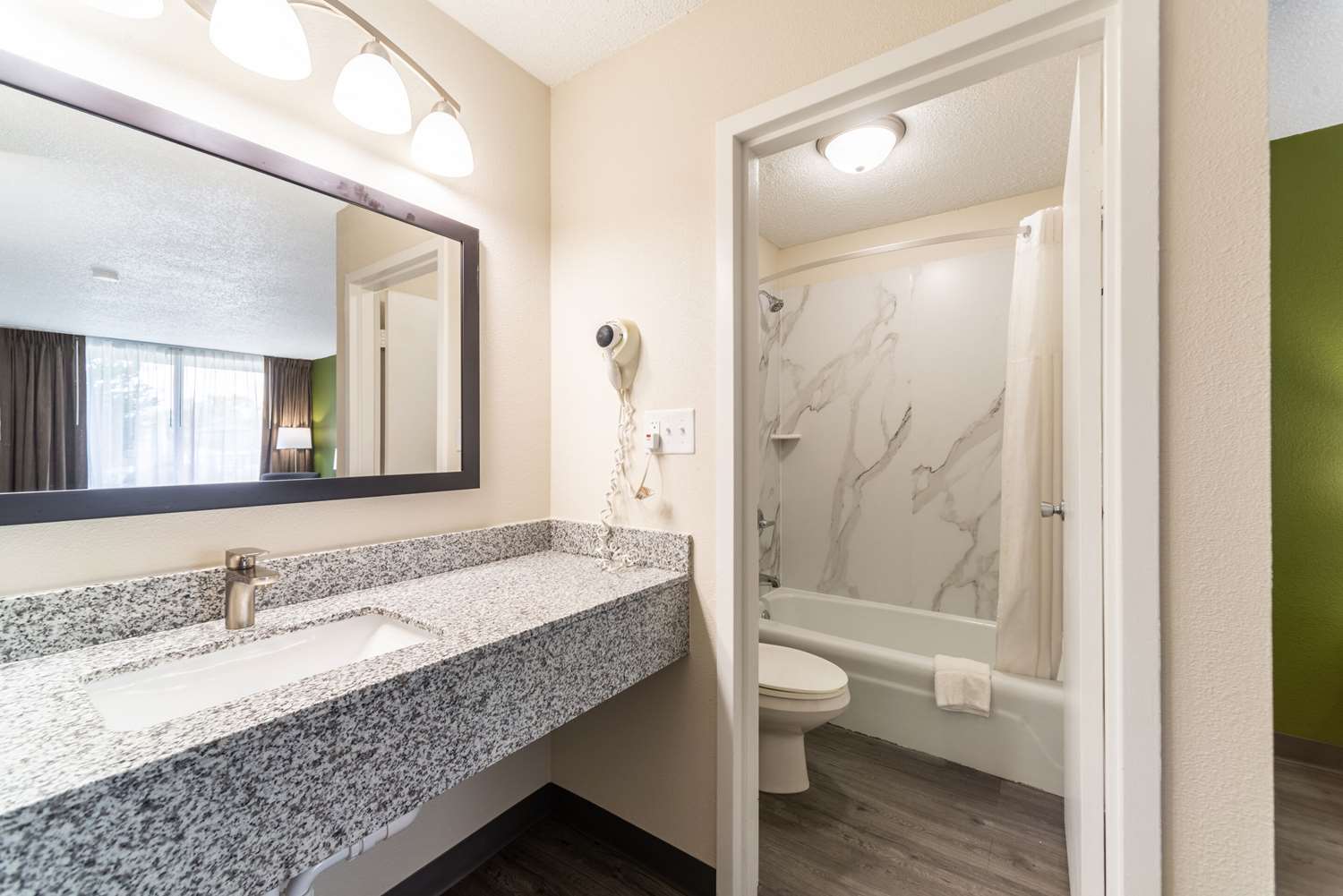 Upgrade, Suite, 2 Double Beds, Smoking، Quality Inn & Suites Vandalia near I-70 and Hwy 51 3/3
