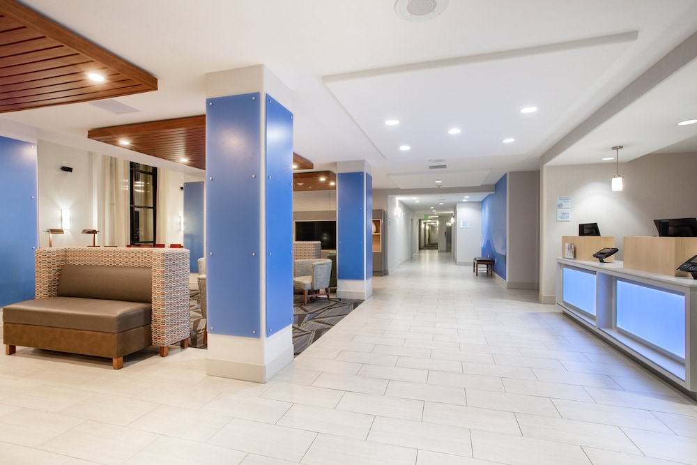 Holiday Inn Express & Suites Phoenix - Glendale Sports Dist 8/63