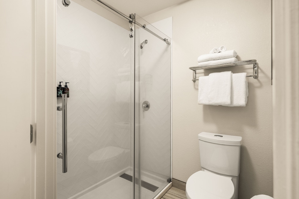Oxford Suites Redding 63/64