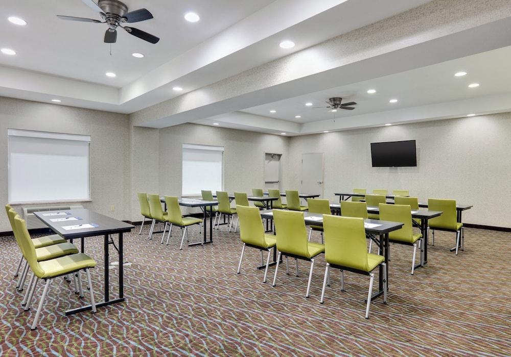 Holiday Inn Express Hotel Suites Cleburne 64/76