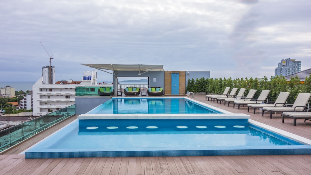 Unique Regency Hotel Pattaya 7/59