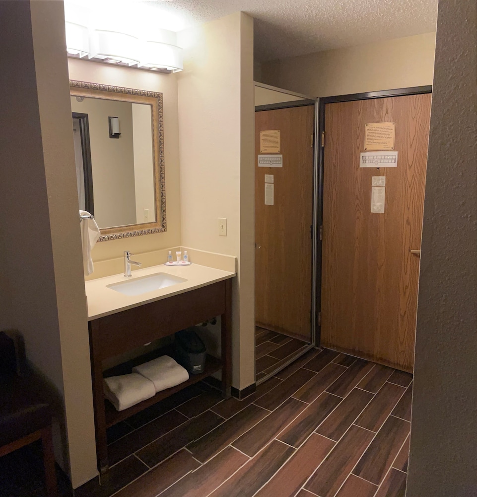 Wingate by Wyndham Grove City 12/32