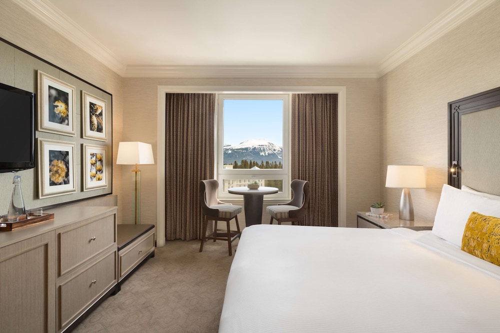 Fairmont Chateau Lake Louise 12/73