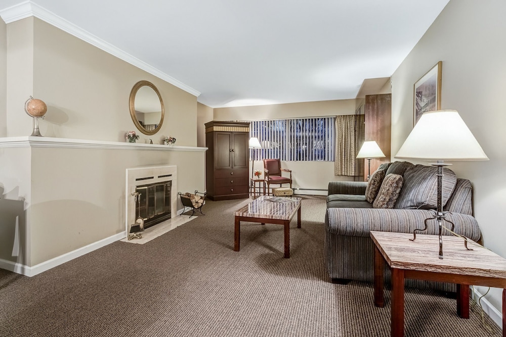 The Rosellen Suites At Stanley Park 52/74