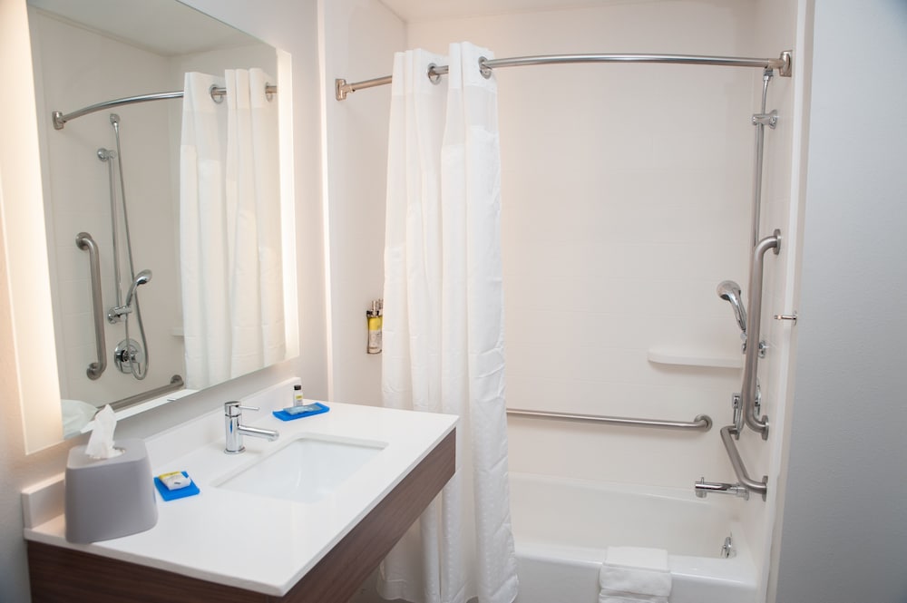 Holiday Inn Express Hotel Suites Norfolk 16/48