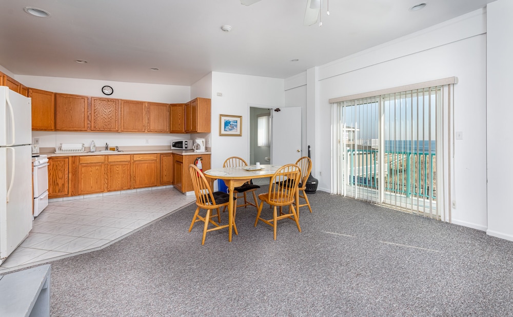 Boardwalk Sand & Surf Inn Oceanfront 38/55