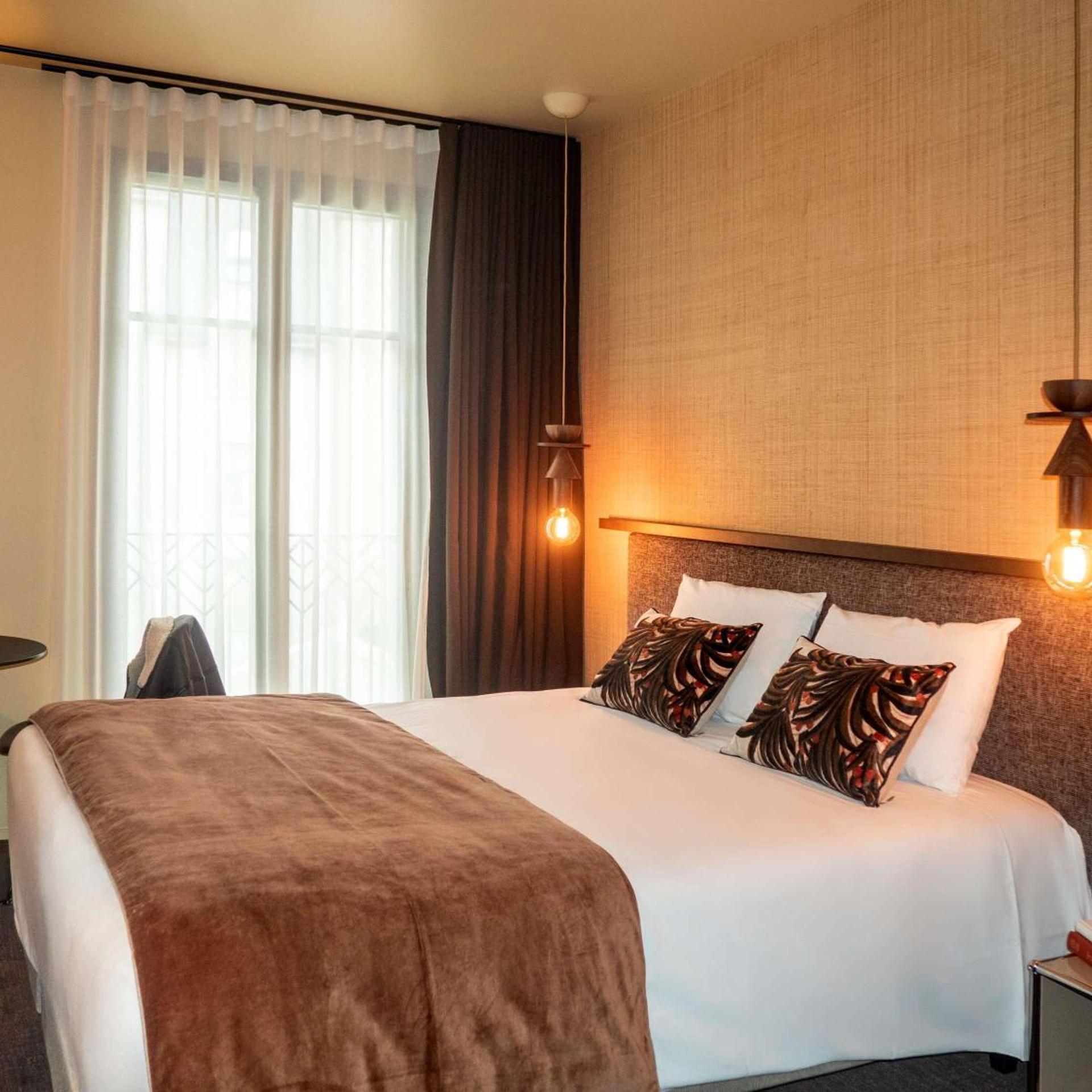 Classic, Double Bed, Side Sea View