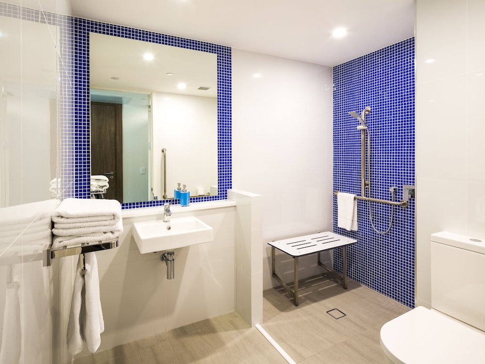 Carnmore Hotel Christchurch 49/50