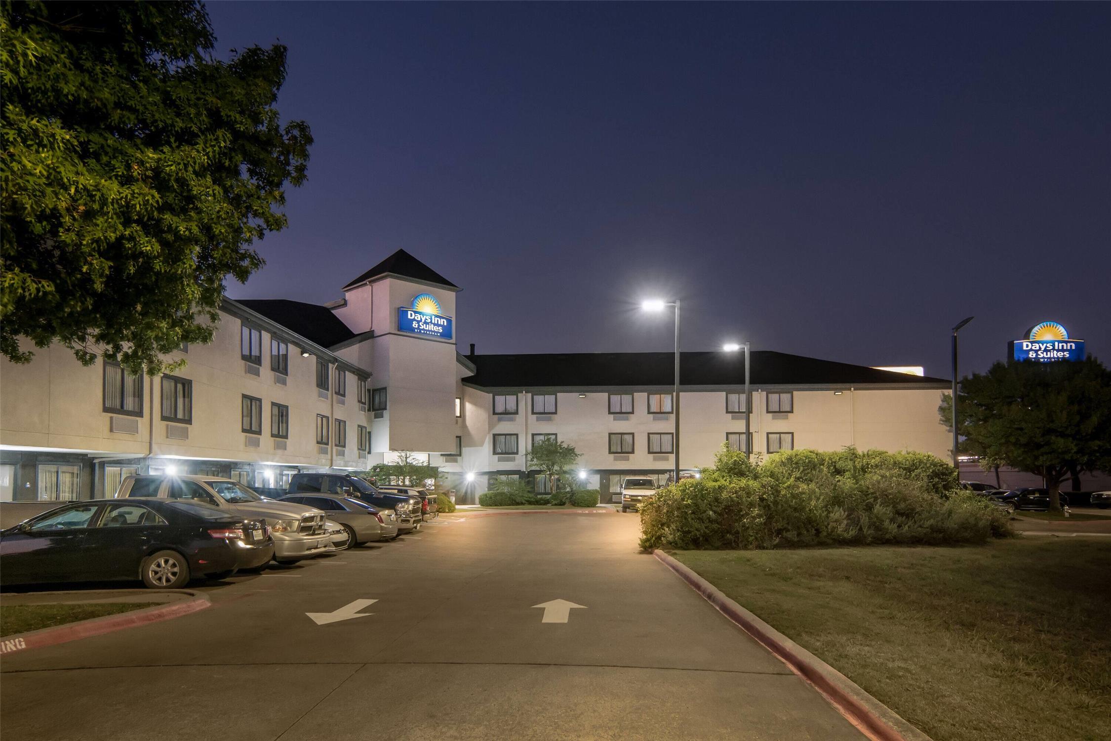 Days Inn & Suites by Wyndham DeSoto 35/44