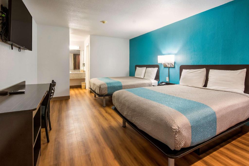 2 Queen Beds - Non-Smoking, Kitchen