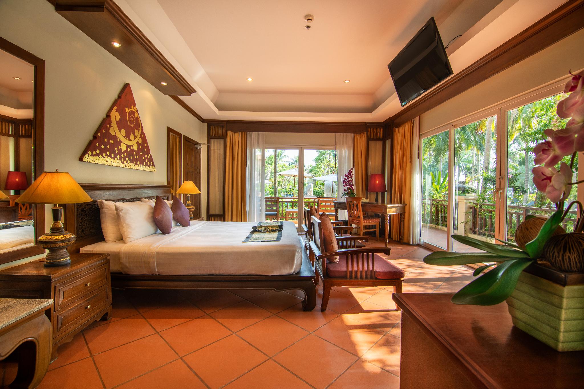 Suite, King Bed, Pool Access