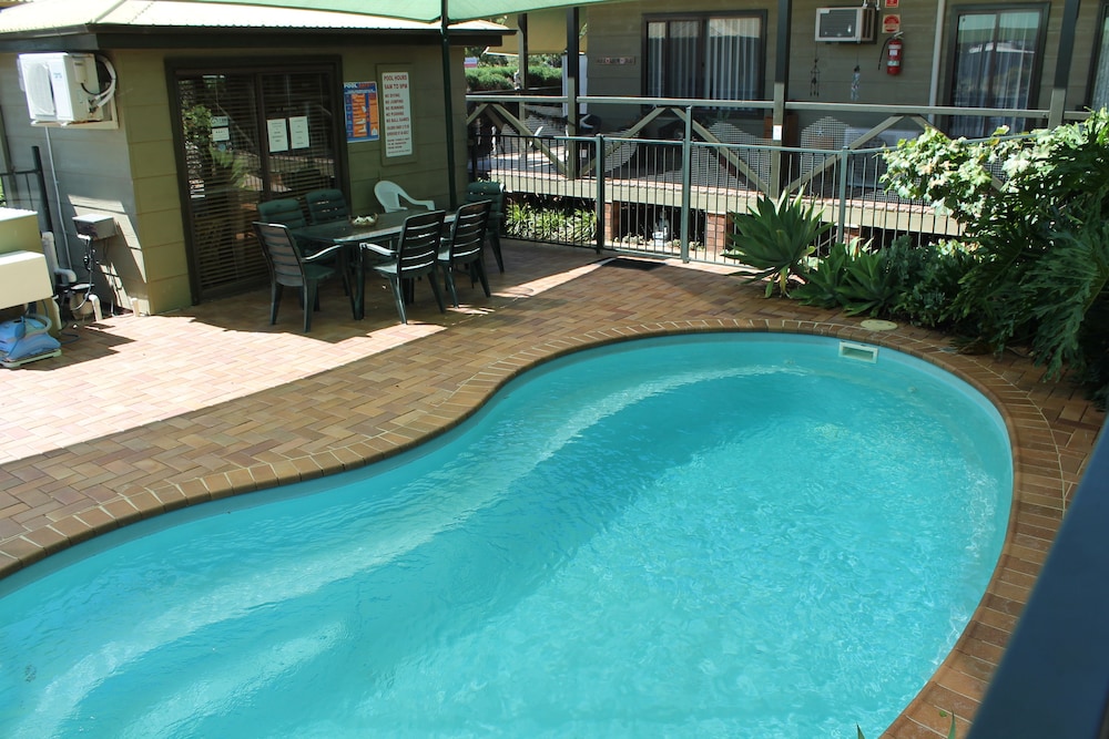 LAKE FORBES MOTEL 3/44