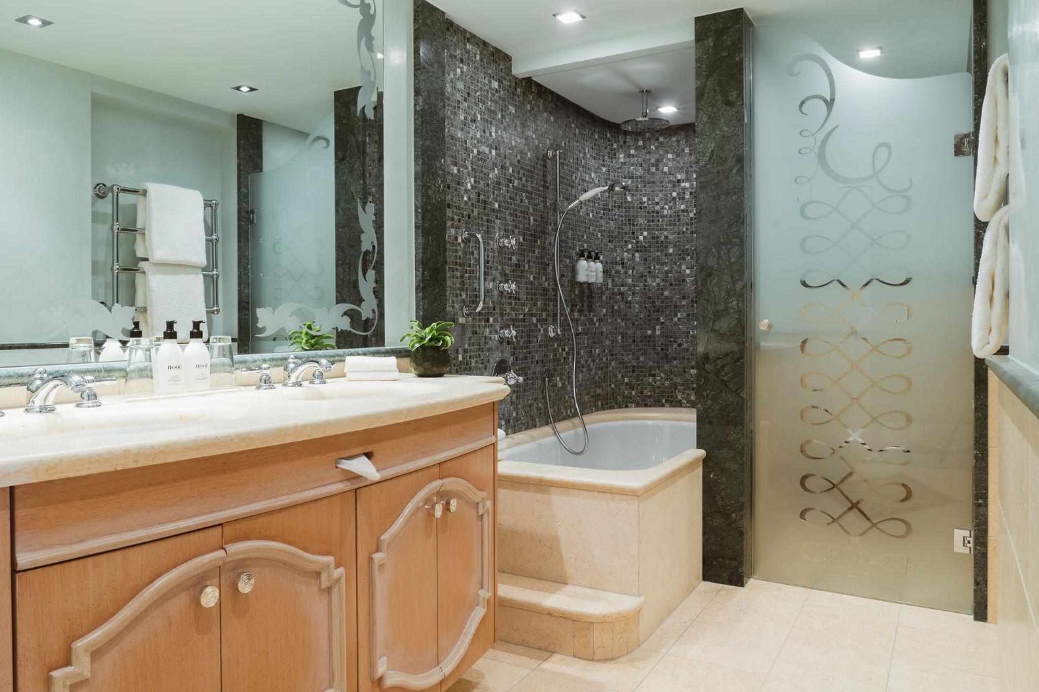 جناح جونيور سوبيريور بإطلالة على البحر، Carlton Hotel St Moritz 5/7