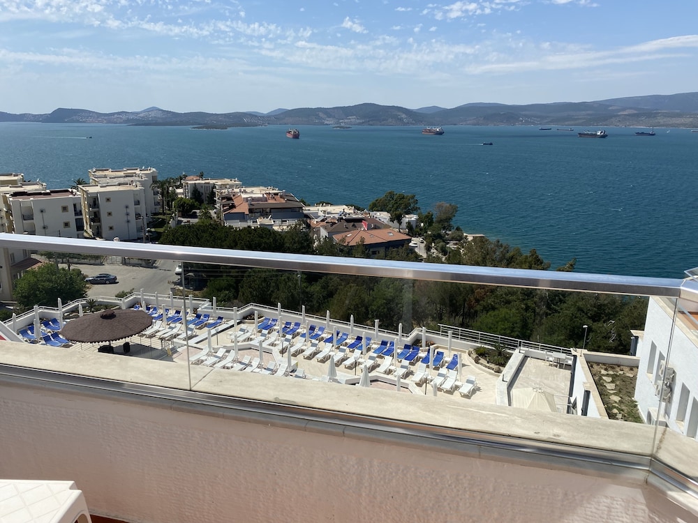Roseira Beach Resort 33/43