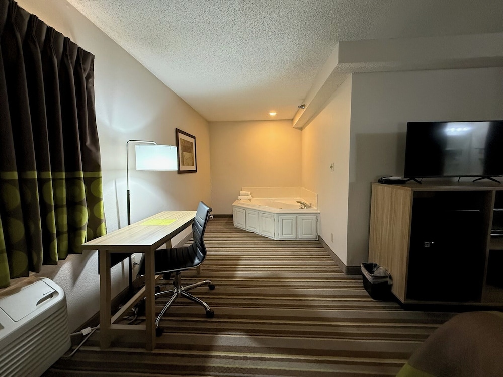 Super 8 by Wyndham Richmond VA 23/29