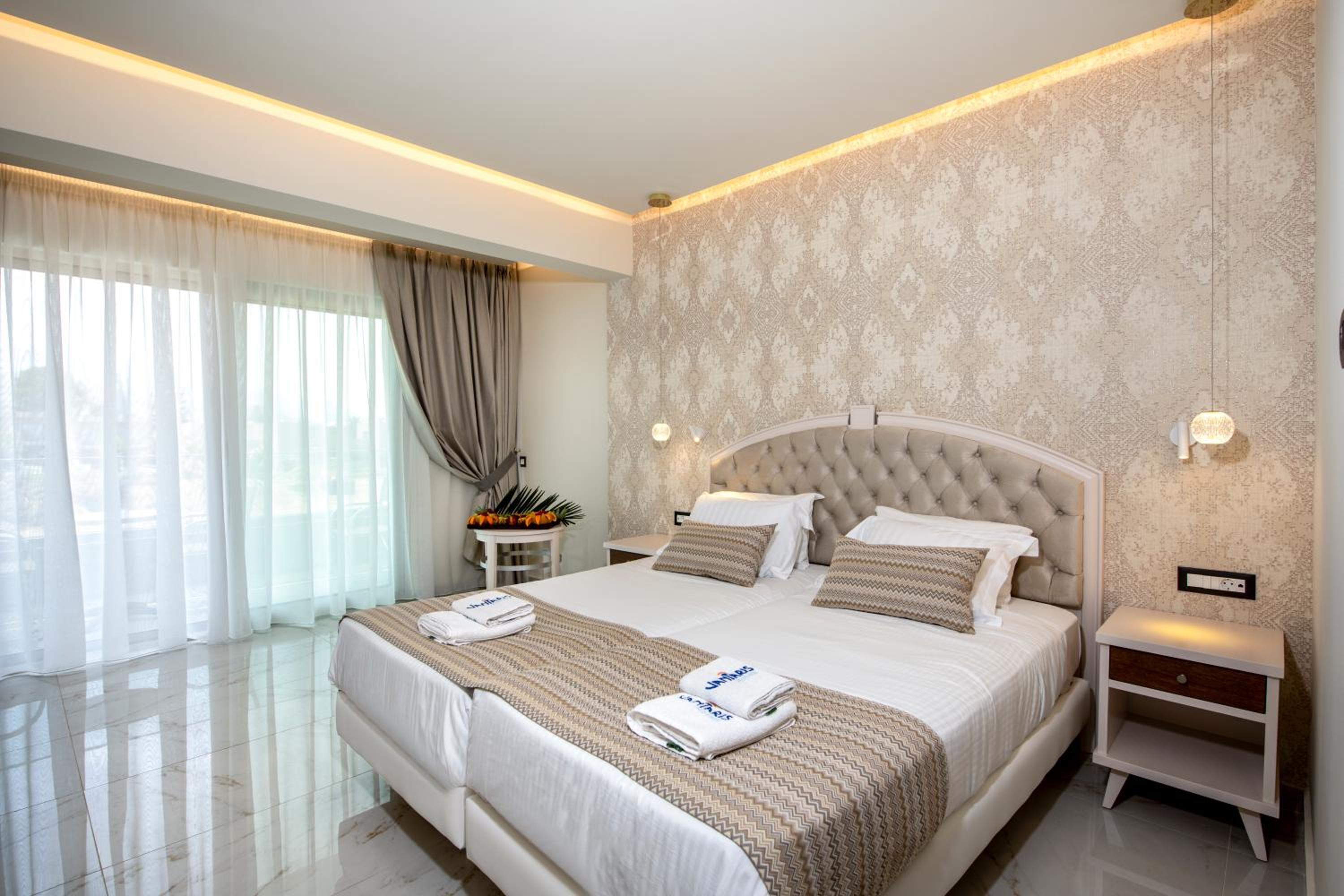 Superior, Double Bed, Lateral Side Sea View
