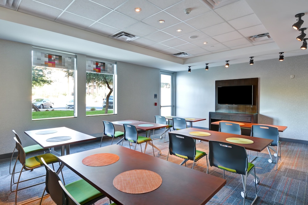 Aloft Phoenix Airport 34/62