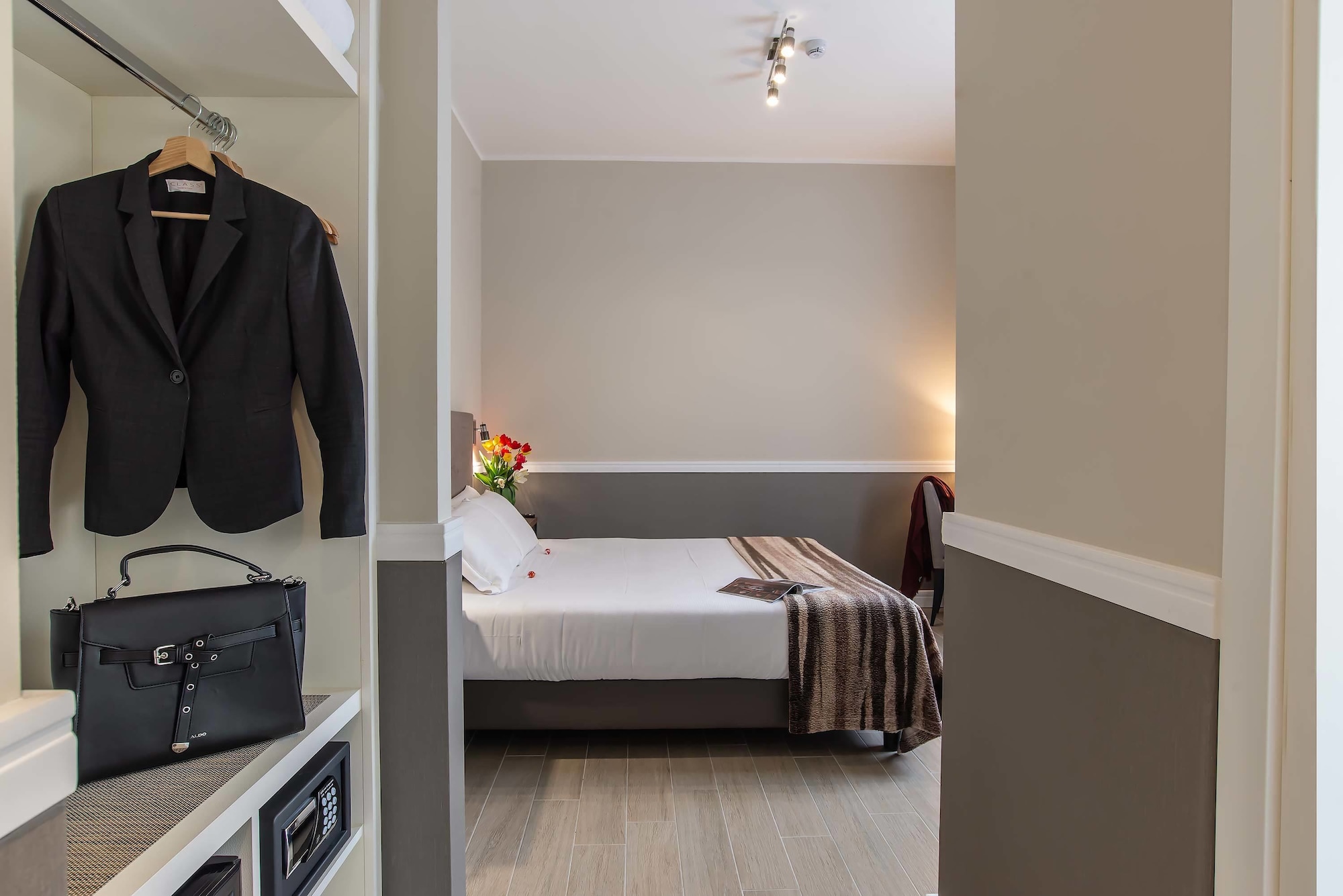 ROOM, QUADRUPLE