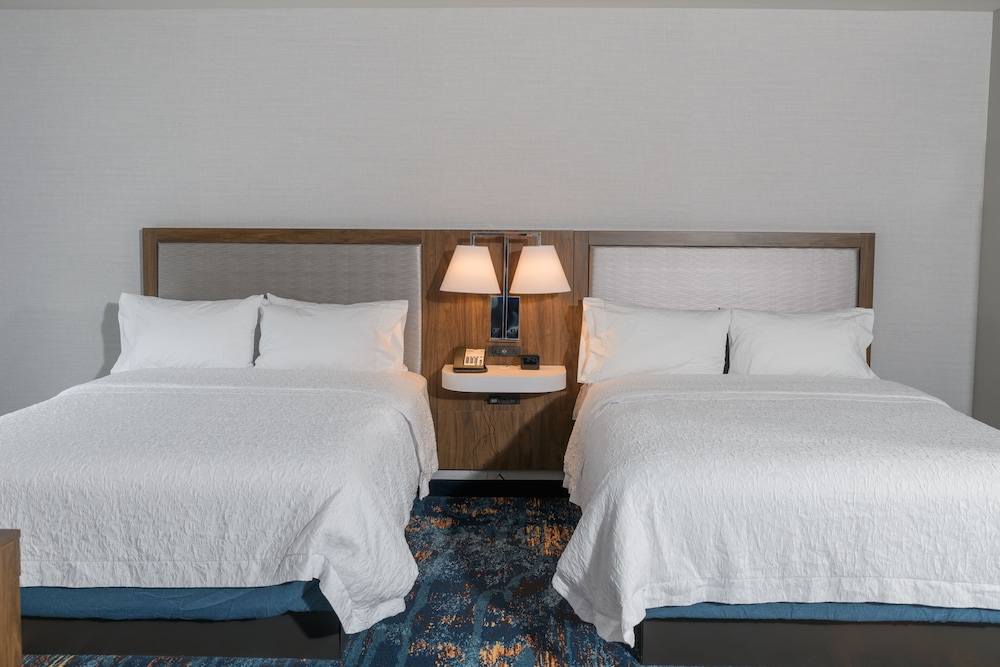 Hampton Inn & Suites Erie Bayfront 25/54