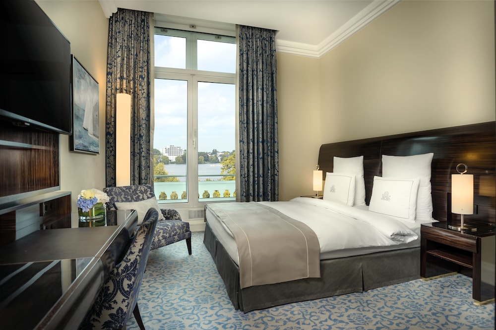 Hotel Atlantic Hamburg, Autograph Collection 6/42