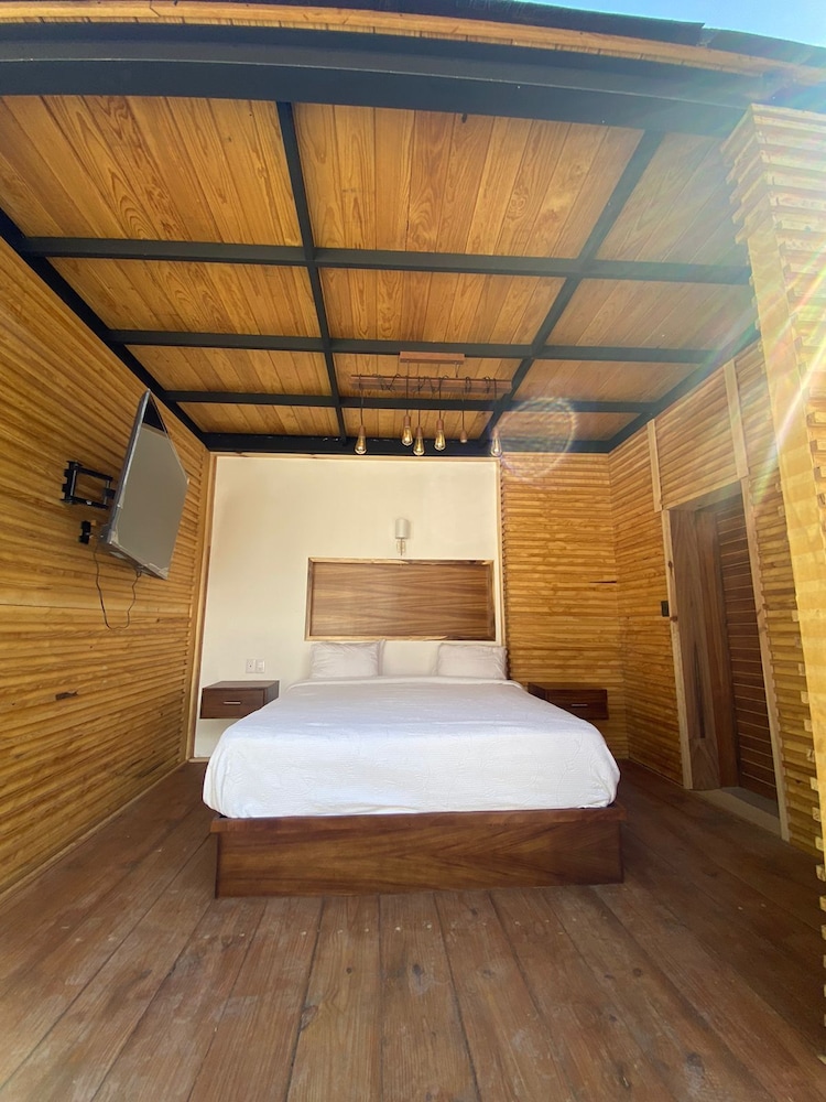 Elite, Tree House, King Bed