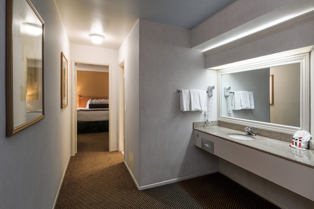 Ramada By Wyndham Costa Mesa/Newport Beach 22/38