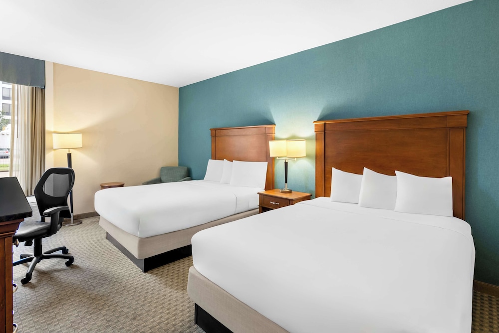 Sonesta Essential Houston Hobby Airport 16/49