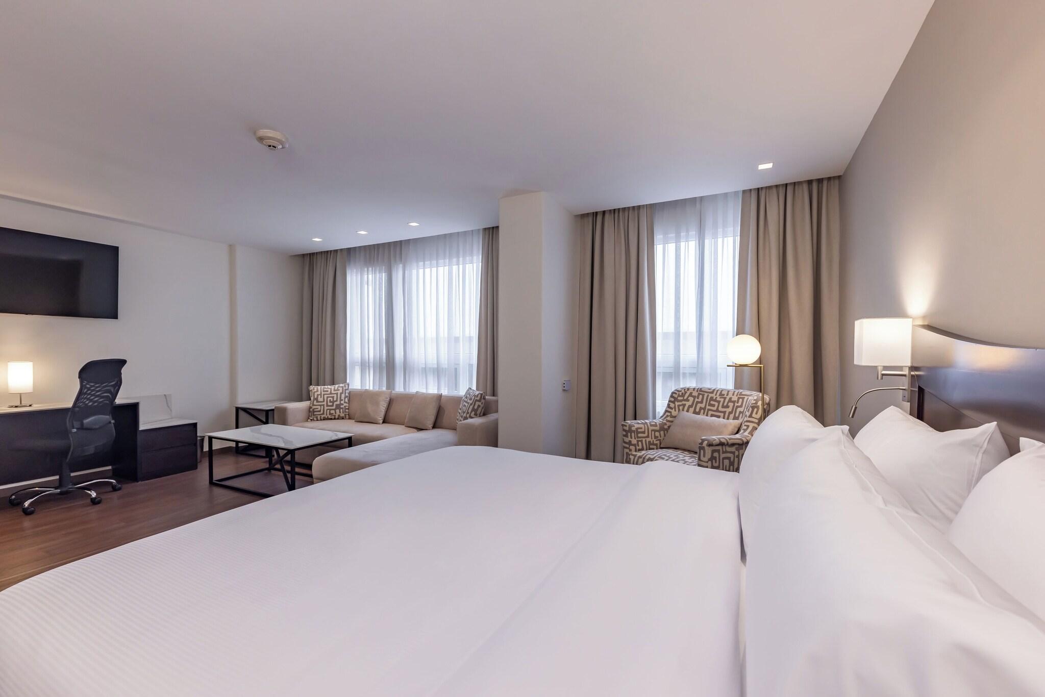 JUNIOR SUITE, KING BED